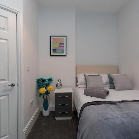 Townhouse @ 166 Ruskin Road Крю Екстериор снимка