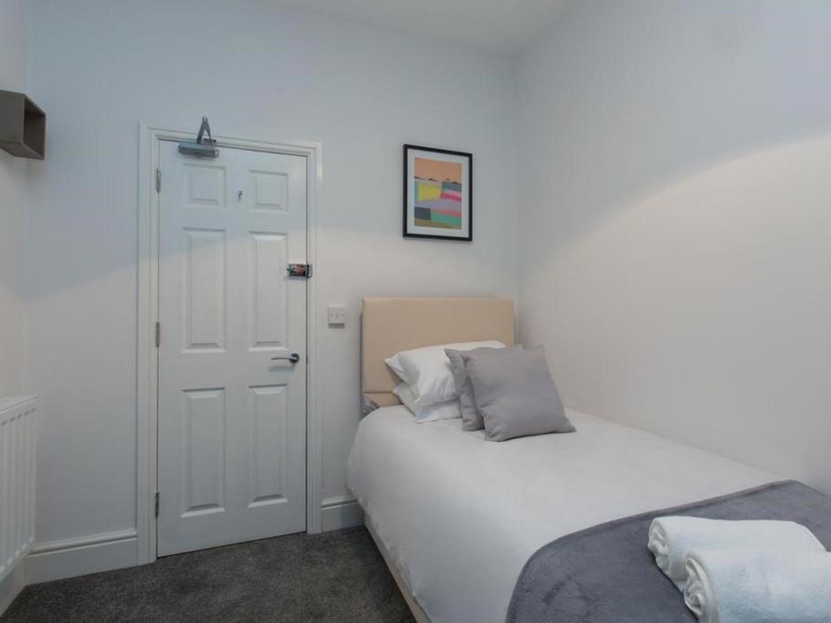Townhouse @ 166 Ruskin Road Крю Екстериор снимка