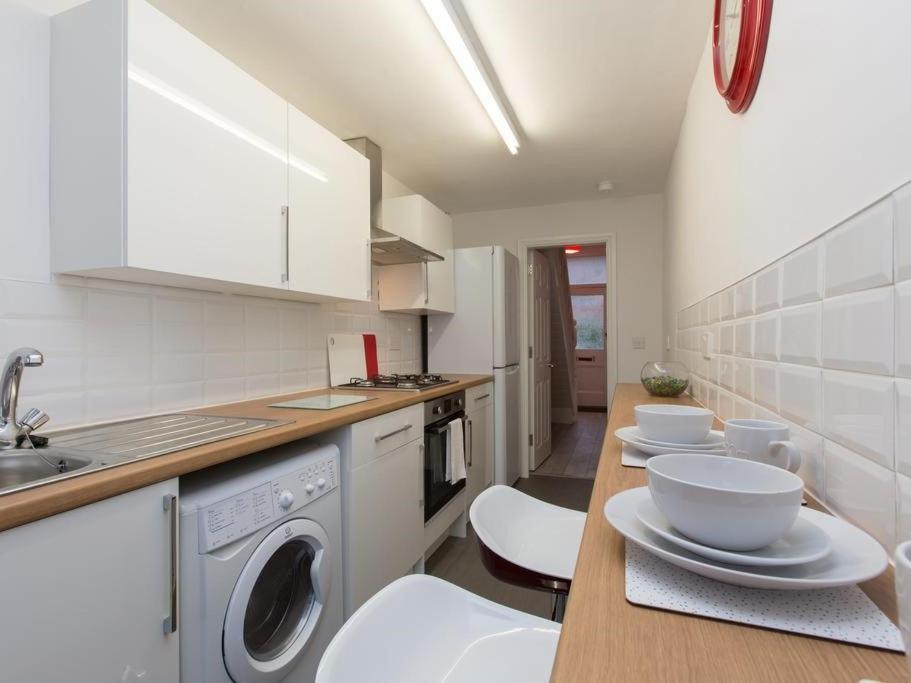 Townhouse @ 166 Ruskin Road Крю Екстериор снимка