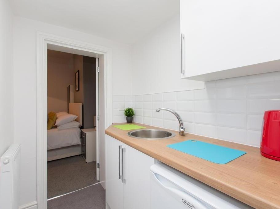 Townhouse @ 166 Ruskin Road Крю Екстериор снимка