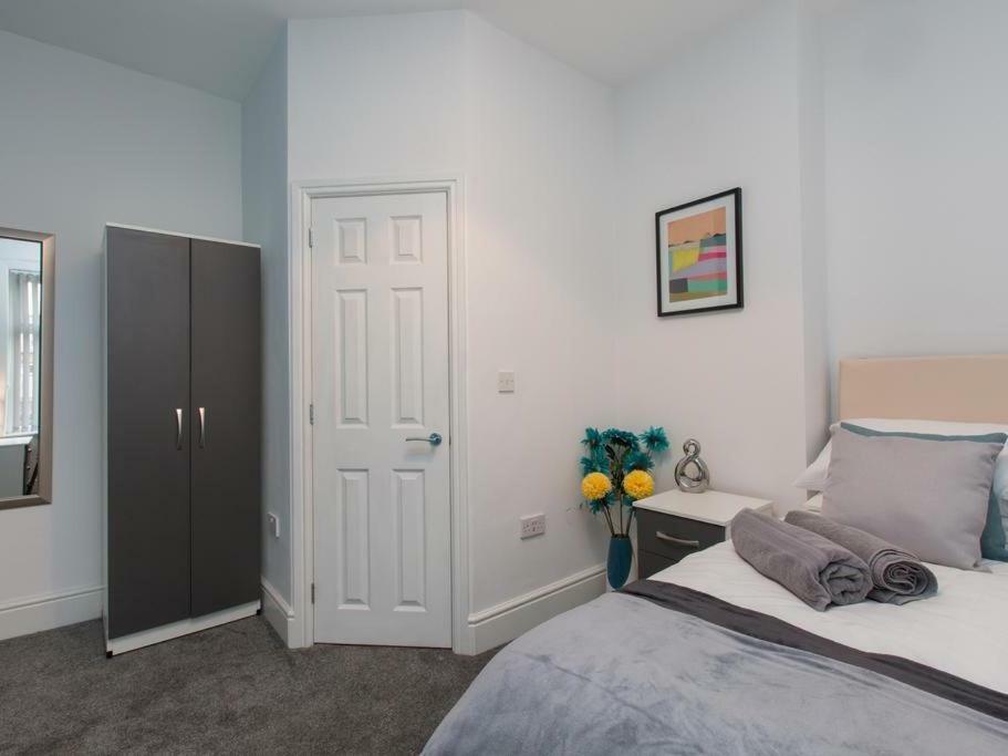 Townhouse @ 166 Ruskin Road Крю Екстериор снимка